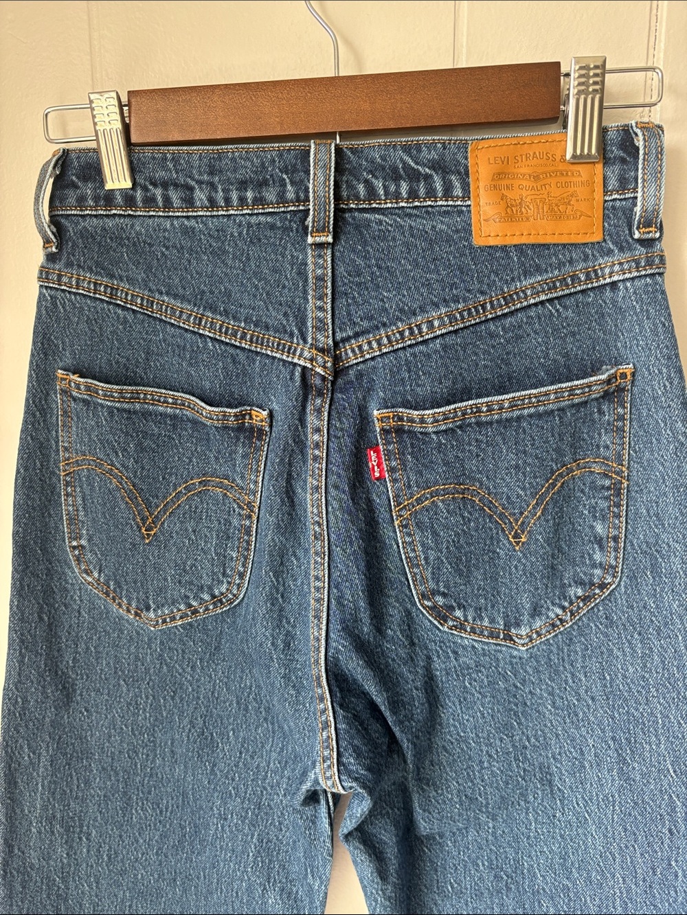 Levi's Premium Women’s Ribcage Straight Ankle Jeans